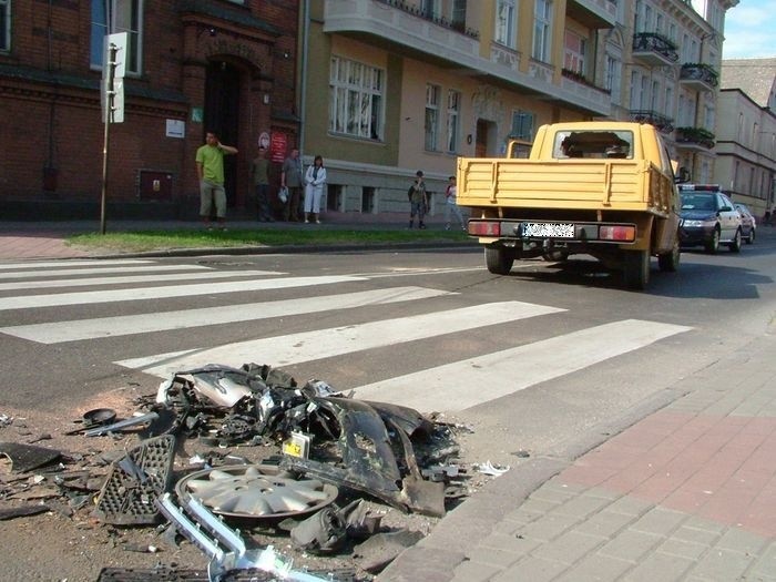 Na ul. Armii Krajowej doszlo do groLnego wypadku. Zderzyly...