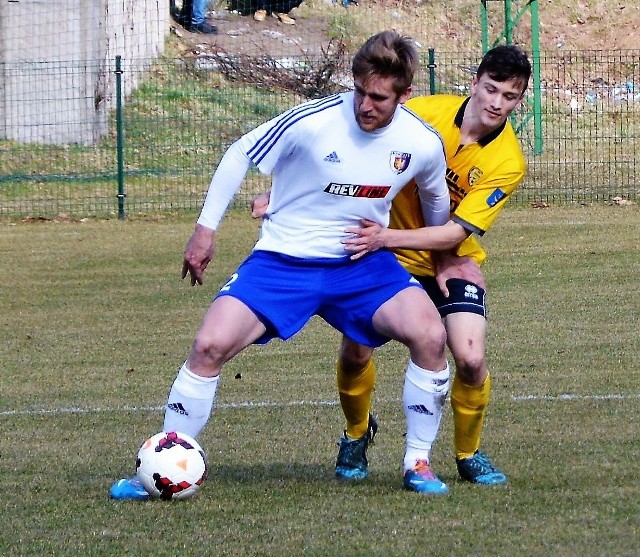 Łukasz Sochacki (z prawej, w żółtej koszulce) wiosną grywa w seniorach na trzecioligowych boiskach. Czy wspomoże juniorów w ważnym meczu przeciwko Sole w Oświęcimiu?