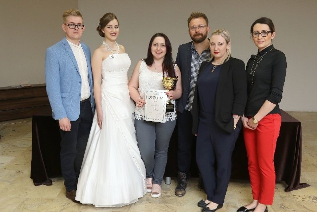 Najładniejszą fryzurę ślubną wykonała Dominika Kapela z Prywatnego Technikum Zawodowego Pro-Fil w Kielcach. Na zdjęciu z modelką Julią Kiwiorską.