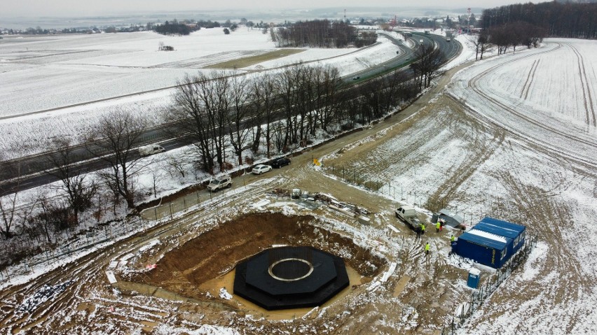 Radar zostanie zainstalowany na szczycie żelbetowej...