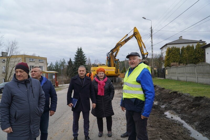 Rozpoczęła się rozbudowa drogi w Majkowie-Michałowie. Długo wyczekiwana inwestycja staje się faktem. Będzie bezpieczniej. Zobacz zdjęcia
