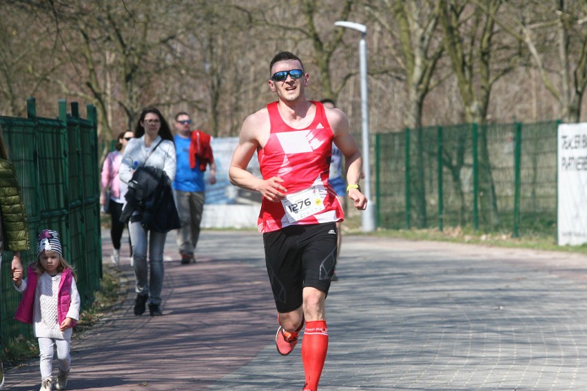 Biegli w niedzielę nad Zalewem Zemborzyckiem. To ostatni bieg z cyklu "Cztery Dychy do Maratonu" [DUŻO ZDJĘĆ]