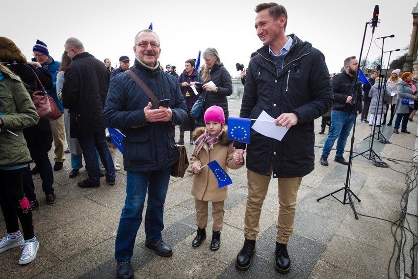 Hymn Unii Europejskiej zabrzmiał na Wałach Chrobrego. "Oda do radości" śpiewana na Wałach Chrobrego 