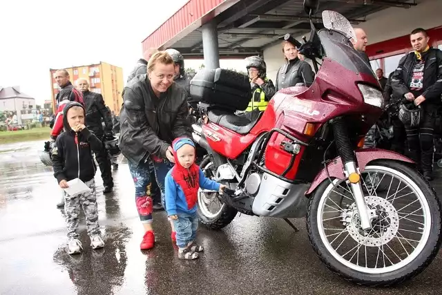 Świętokrzyscy Motórzyści, czyli grupa miłośników motocykli ze świętokrzyskiego, w niedzielę spotkali się na corocznym, już piątym, wakacyjnym zlocie. Spotkali się w Skarżysku, a po przejeździe przez region przyjadą do Bliżyna. W zlocie wzięli udział nie tylko świętokrzyscy motocykliści – było wiele rejestracji z innych regionów Polski. ZOBACZ NA KOLEJNYCH SLAJDACH>>>ZOBACZ TAKŻE: Flesz – nowy kodeks drogowyŹródło: vivi24