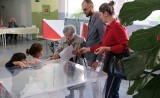 Rój os w lokalu wyborczym. W Grudziądzu do południa zagłosowało 18 proc. uprawnionych [zdjęcia]