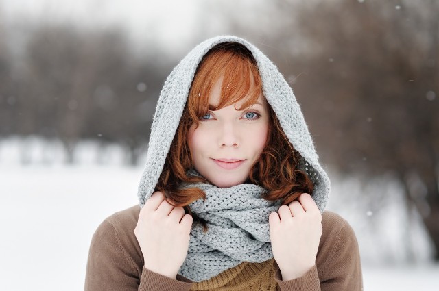 Nie lubisz czapek zimowych i jest to przez ciebie znienawidzony element garderoby? Zobacz modne zamienniki. Będziesz w nich wyglądała stylowo, nie zniszczysz fryzury i ochronisz się przed zimnem.