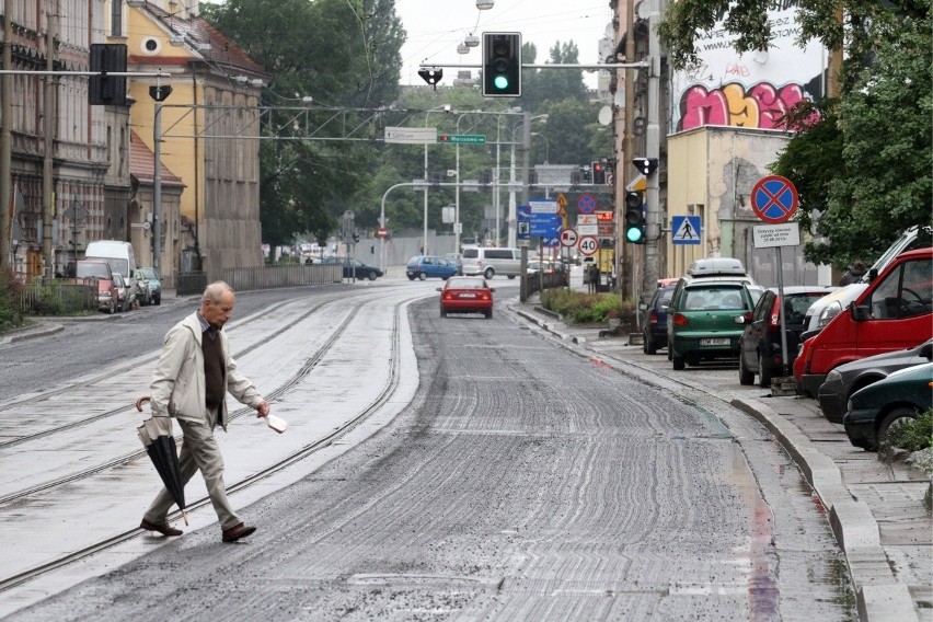 Ulica Traugutta już bez nawierzchni. W nocy zerwano część asfaltu (ZDJĘCIA)