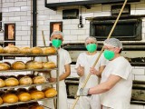 Chleba naszego powszedniego i ... maseczek. Piekarnia z Krasiejowa do chleba dołączyła bezpłatną maskę