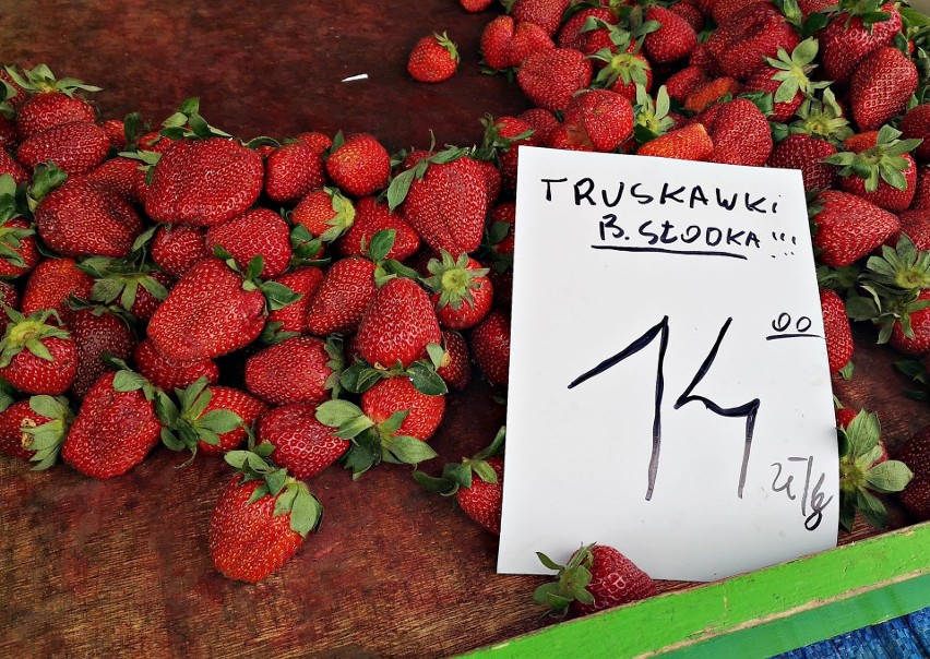 Pierwsze truskawki czekają na smakoszy na miejskich placach targowych. Ile kosztują te słodkie owoce w Krakowie? [ZDJĘCIA]