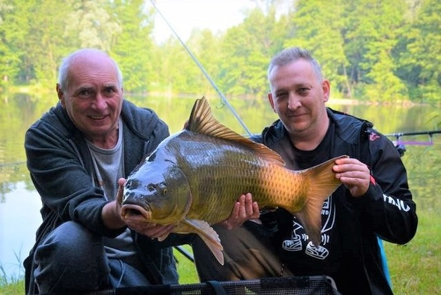 Ponad 20-kilogramowe ryby łowili uczestnicy mistrzostw Zatorskiego Towarzystwa Wędkarskiego na Tęczaku w Zatorze