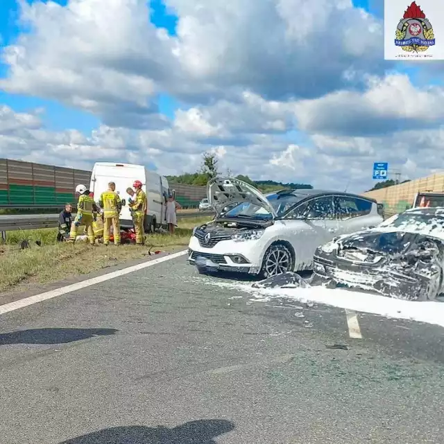 W wypadku na autostradzie uczestniczyły trzy samochody.