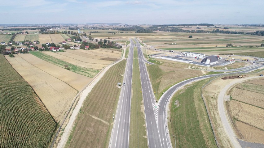 Najnowsze zdjęcia lotnicze z budowy trasy S7: odcinek węzeł...