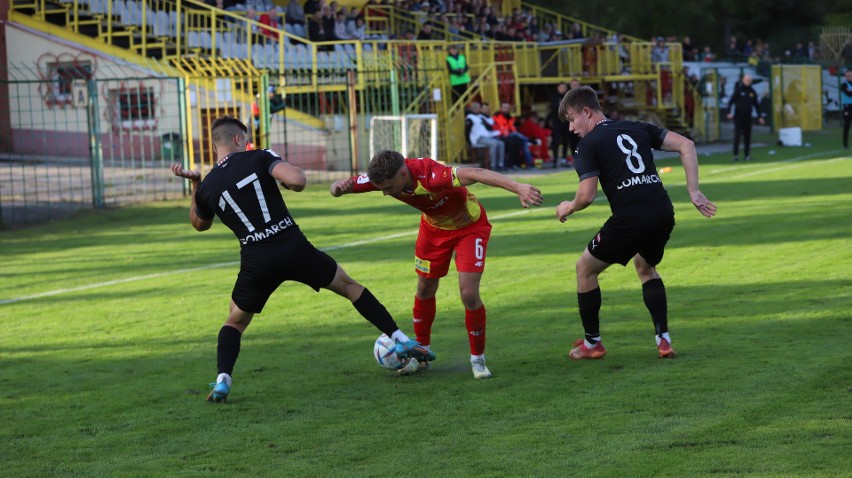 Grała piłkarska 3. liga. Remis Korony II z liderem, kolejna porażka Czarnych. Dwie czerwone kartki dla piłkarzy KSZO 1929 i wygrana!