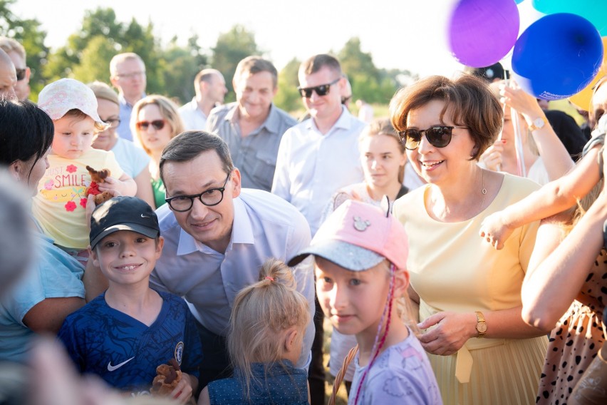 Minister Marlena Maląg: Dotrzymaliśmy słowa, 800 zł na każde dziecko już wkrótce