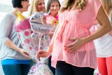 Baby shower: impreza dla przyszłych mam. Co to jest i jakie wiążą się z tym rytuały. Jak przygotować dekoracje i tort na baby shower?