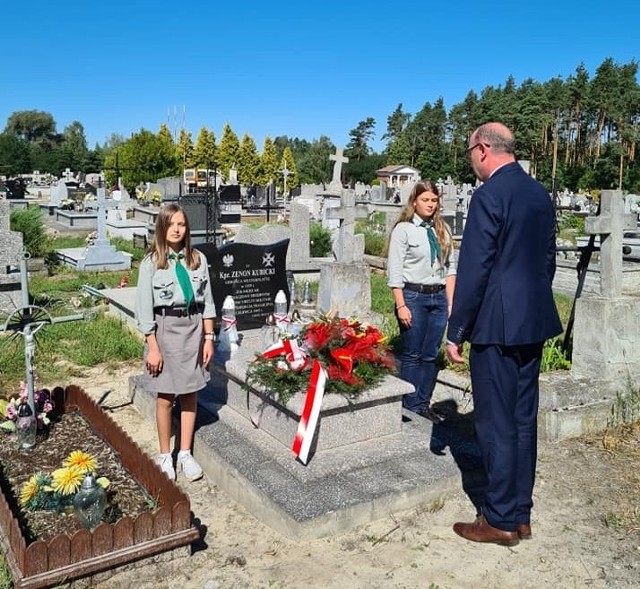 1 września burmistrz Wodzisławia Dominik Łukasik wraz z harcerzami odwiedzili grób obrońcy Westerplatte, Zenona Kubickiego pochowanego na cmentarzu parafialnym w Nawarzycach. Więcej na kolejnych zdjęciach.