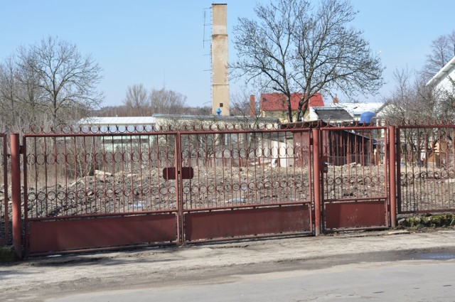 Działka przy ulicy Garbarskiej jest już ogrodzona, natomiast teren wyrównany. Pomogła interwencja jednego z mieszkańców i „Echa Dnia”.