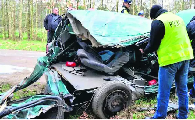 W tragicznym wypadku w Klamrach zginęło  siedmioro nastolatków . Wcześniej część z nich piła z kierowcą.