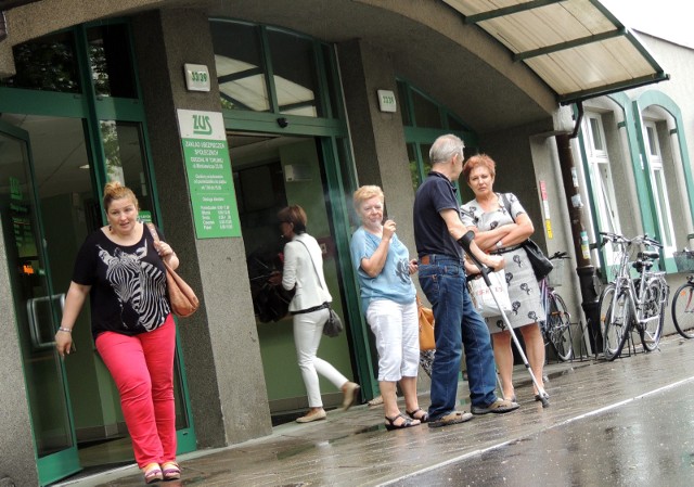 Niższy wiek emerytalny kobiet. O co chodzi - dlaczego w tę sprawę zaangażowała się Komisja Europejska? Wyjaśniamy.