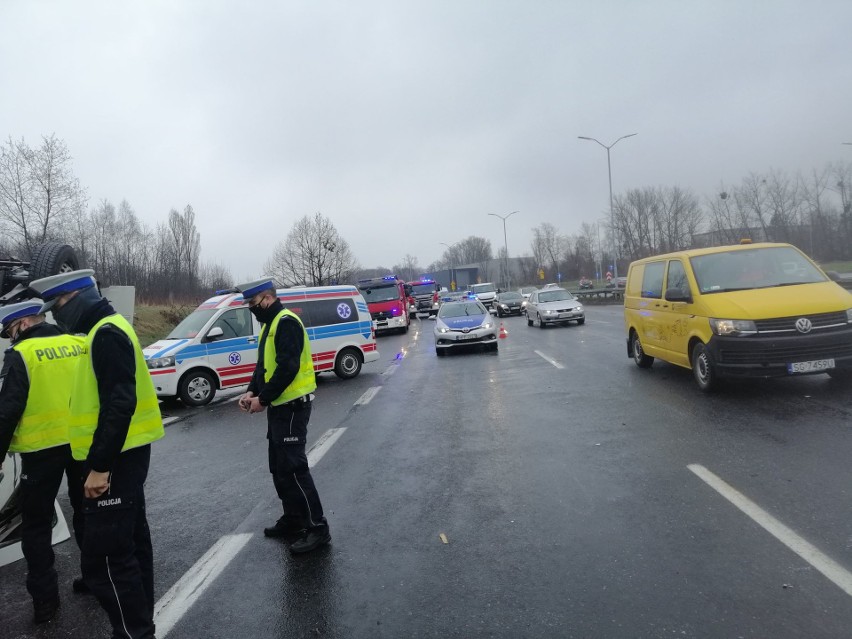 Wypadek na DTŚ w Katowicach. Jedna osoba jest ranna....