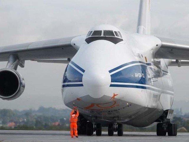 Transportowiec An-124-100 na lotnisku w Jasionce