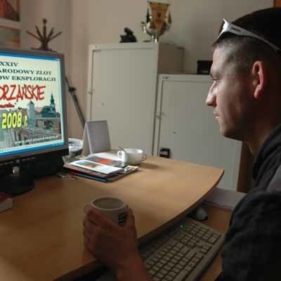 Dawid Wiewiórkowski z Marcinowic, członek Stowarzyszenia Homo Artifex przegląda stronę internetową zlotu