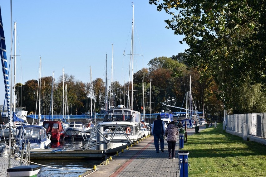 Jesień nad Zalewem Szczecińskim. W weekend spacerowiczów w Trzebieży nie brakowało. Zobacz ZDJĘCIA 