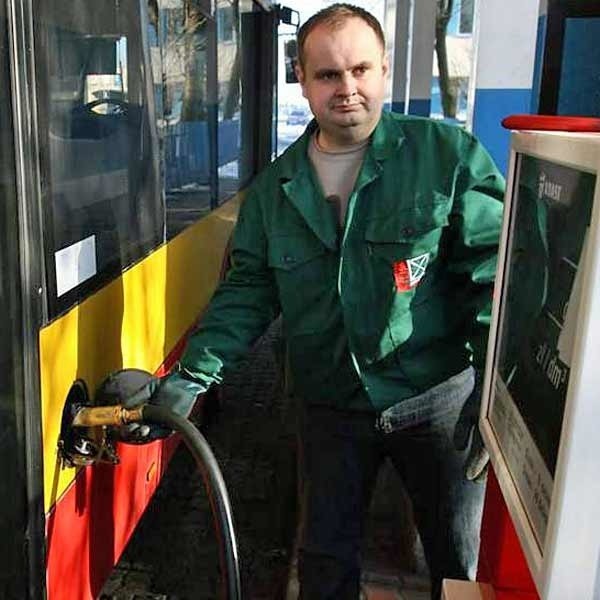 Pan Arkadiusz, pracownik stacji paliw przy ul. Trembeckiego, należącej do MPK.