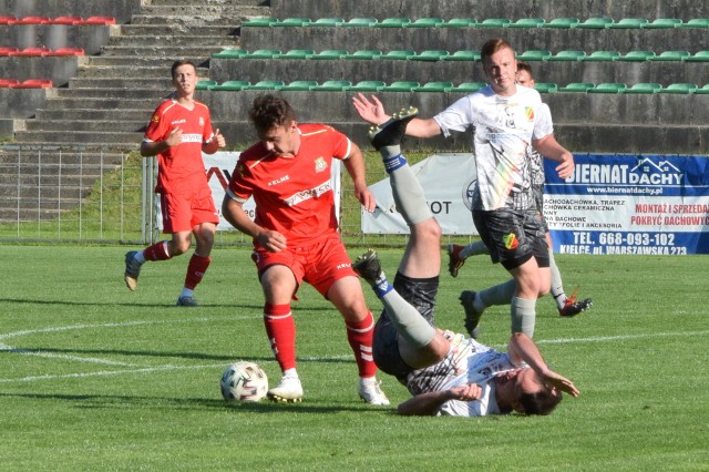 W sobotnim meczu piłkarskiej klasy okręgowej, Orlęta Kielce wygrały ze Spartą Dwikozy 3:0. Zobacz zdjęcia z tego meczu >>>>>>> Poniżej video z meczu.