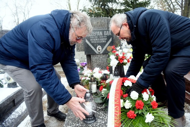 Na cmentarzu komunalnym w Nowej Soli na grobie Szczepana Bąka, działacza Solidarności, złożono kwiaty w imieniu premiera Mateusza Morawieckiego.