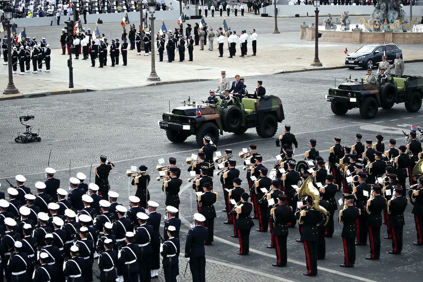 Francja: Dzień Bastylii. Skromna parada wojskowa w Paryżu i...