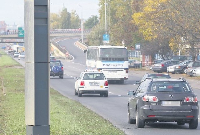 &#8211; Kierowcy nie wiedzą, w którym maszcie znajduje się teraz fotoradar &#8211; mówi Grzegorz Sudakow z komendywojewódzkiej. &#8211; Dzięki temu ściągają nogę z gazu przed każdym takim obiektem.