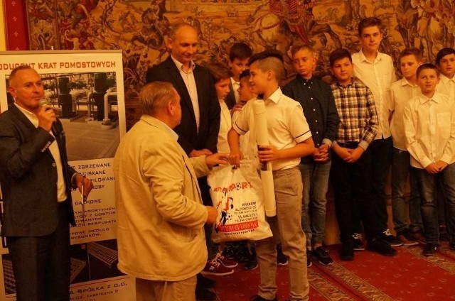 Edward Surówka w czerwcu 2017 roku wręcza nagrody mistrzowi Małopolski UKS Regis Wieliczka podczas gali podsumowującej sezon