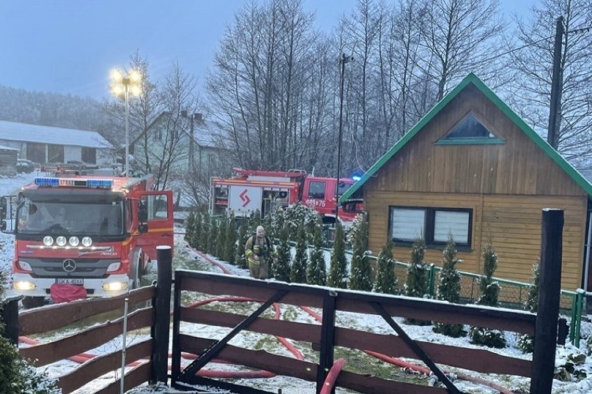 Pożar domku letniskowego w Żakowie (powiat kartuski). Z...