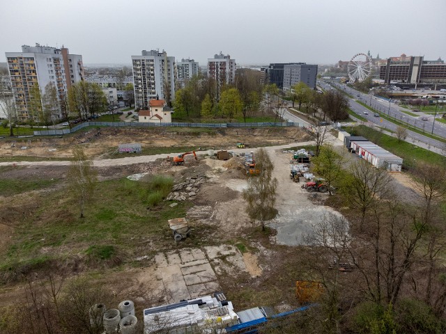 Kraków, osiedle Podwawelskie. Postępuje przebudowa ulicy Barskiej (w oddali, po prawej), która ma stać się drogą dojazdową do nowego hotelu. Plac jego budowy się powiększa, został ogrodzony. Możliwe, że nowa zabudowa na dawnej łące pojawi się do roku 2025.
