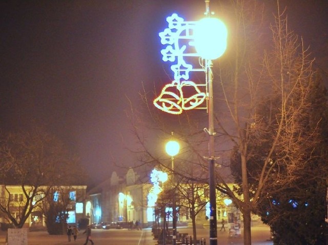 Tak ozdoby świąteczne prezentują się w Tarnobrzegu nocą.