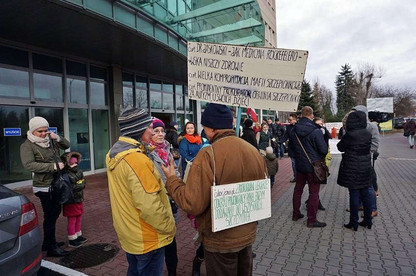 Przed sądem przy ul. Kamiennogórskiej pikietowały osoby...