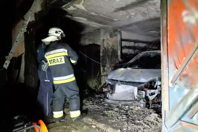 Pięć zastępów straży pożarnej z Przemyśla, Wyszatyc i Bolestraszyc, gasiło w środę wieczorem pożar w Wyszatycach. Na jednej z posesji palił się budynek gospodarczy i garaż. W środku był samochód osobowy. Opel spłonął doszczętnie. Okoliczności pożaru wyjaśnią policjanci.