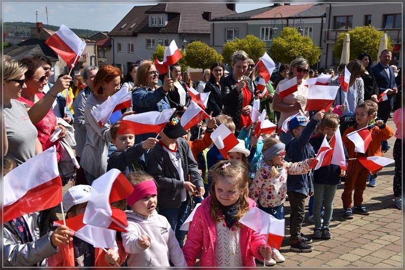 Dzień Flagi 2022 w Chęcinach. Po odśpiewaniu hymnu narodowego pomaszerowano z flagami w kierunku zamku. Zobacz zdjęcia