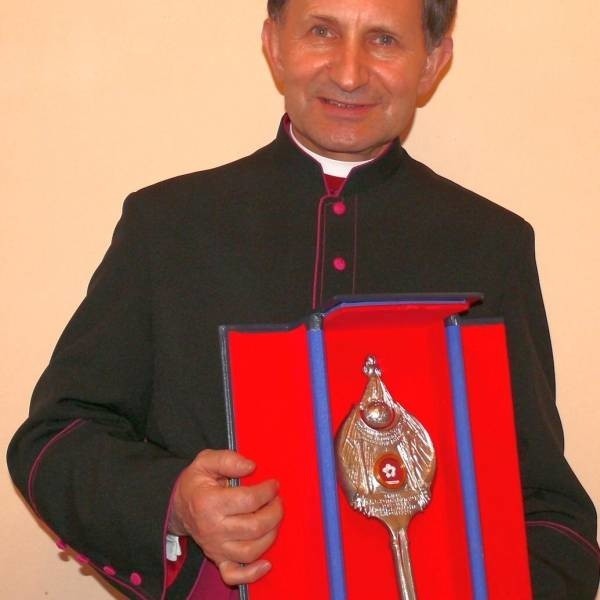 Ks. Jerzy Turoń z relikwiami św. Faustyny.