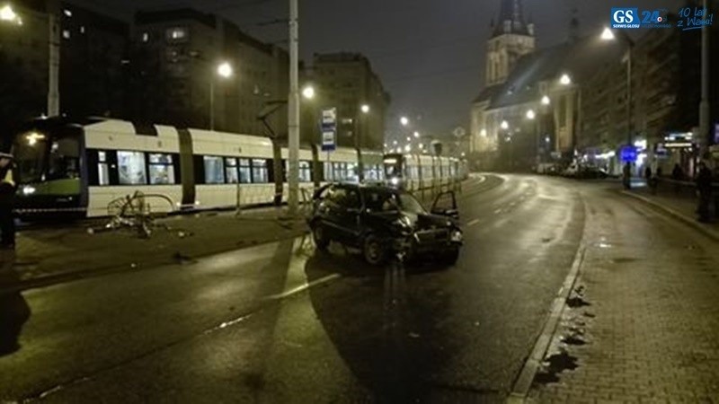 Auto wjechało w przystanek Wyszyńskiego. 5 osób rannych [zdjęcia, wideo]