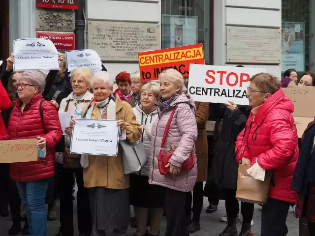 Przeciwko centralizacji miejskich domów kultury, między innymi pod Urzędem Miasta Łodzi, protestowali pracownicy placówek oraz uczestnicy odbywających się w nich zajęć