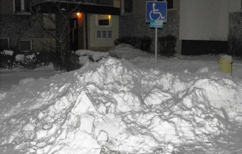 Śnieg zepchnięty na miejsce dla niepełnosprawnych.
