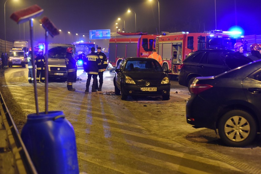 Karambol w Lubiczu Dolnym z udziałem kolumny aut wiozącej...