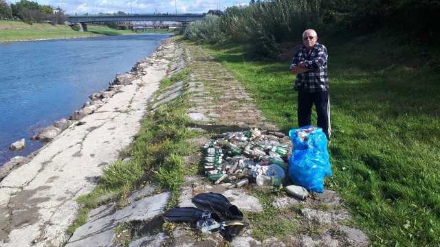 Andrzej Kornaga i Wojak Szwejk kolejny raz czyścili San i brzeg tej rzeki w Przemyślu ze śmieci i butelek po piwie.