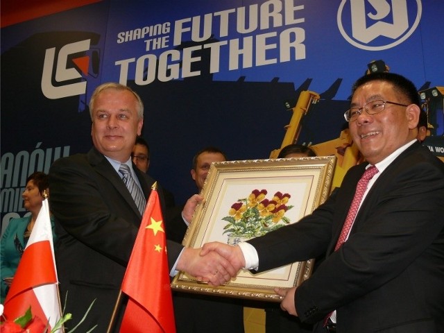 Prezes HSW Krzysztof Trofiniak po podpisaniu umowy dostał od prezesa LiuGong Zeng Guanga obraz haftowanych bratków. Fot. Zdzisław Surowaniec
