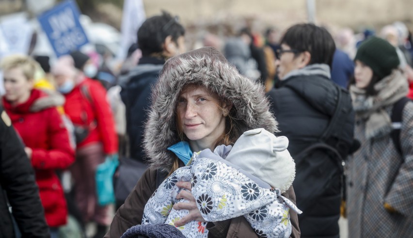 Kolejni uchodźcy przybywają do Polski przez przejście graniczne w Medyce. Przeważają kobiety i dzieci [ZDJĘCIA]
