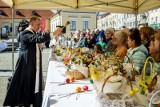 Tradycyjne święcenie pokarmów wielkanocnych na rynku przyciągnęło wielu białostoczan. Nie zabrakło też życzeń od włodarzy. Zobacz zdjęcia