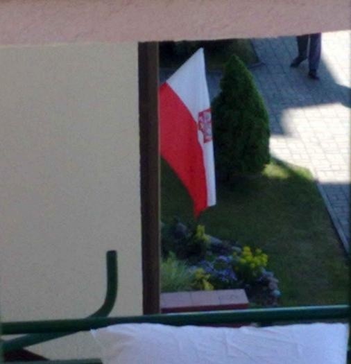 Wielu myli flagę Polski z jej banderą, która powinna znajdować się jedynie na statkach. Jednak liczy się intencja i pamięć o wywieszeniu narodowych barw.