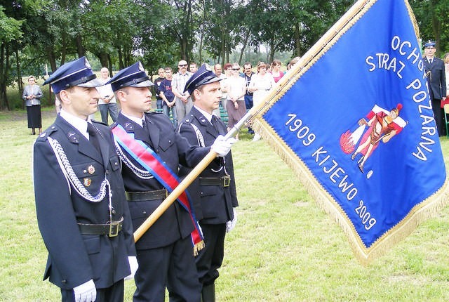 Jubileuszową uroczystość poprzedził przemarsz strażaków, także z innych jednostek, sprzed remizy na boisko szkolne.